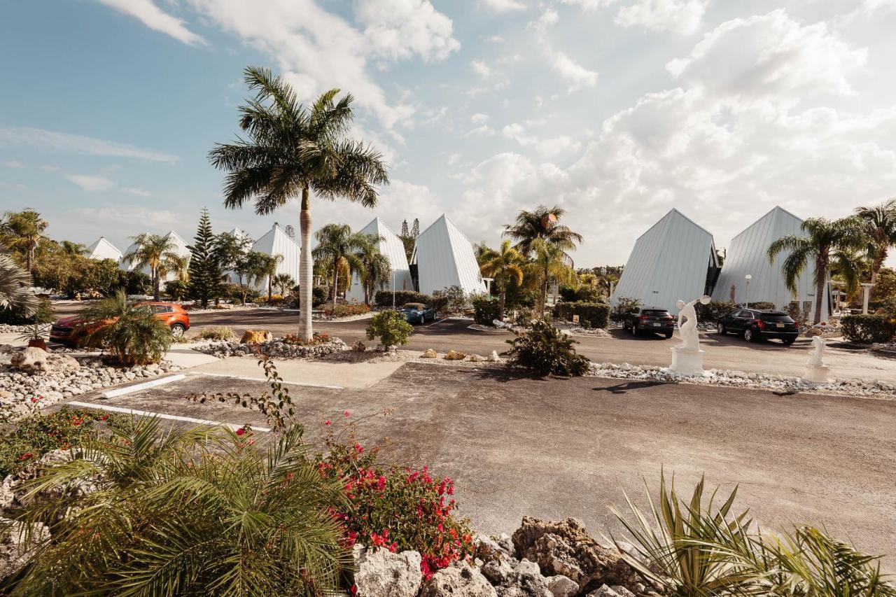 Pyramids In Florida Hotel Estero Bagian luar foto